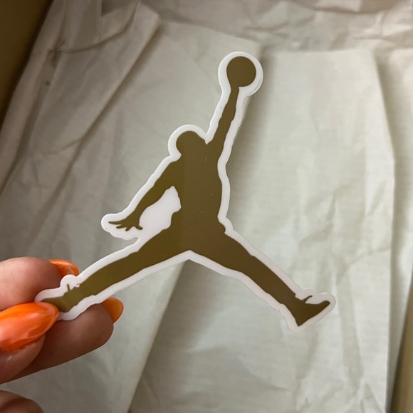 JORDAN 1 MID CHICAGO BLACK TOE GS | Size 6Y - Picture 11 of 11